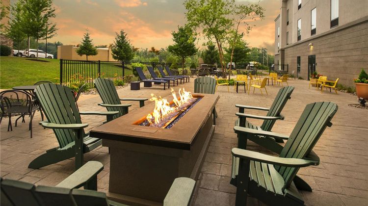 Hampton Inn & Suites, New Hartford Exterior