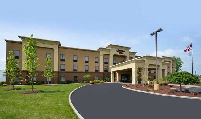 Hampton Inn Utica Exterior