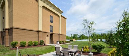 Hampton Inn Utica Exterior