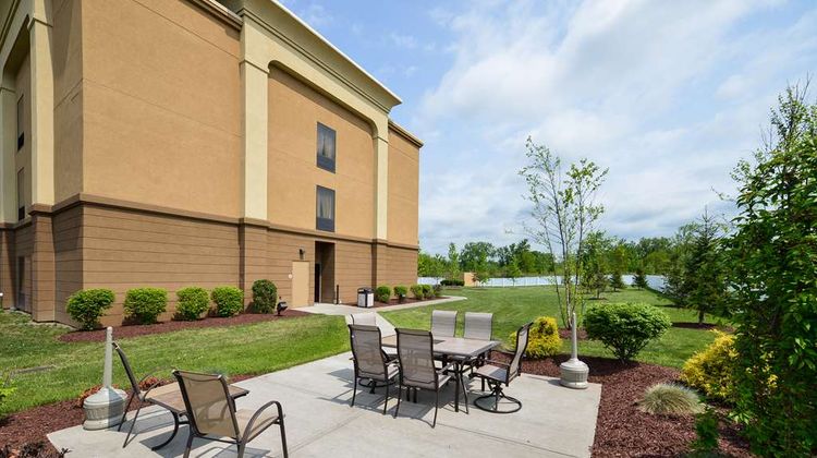 Hampton Inn Utica Exterior