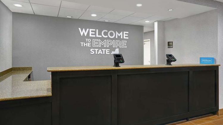Hampton Inn Utica Lobby
