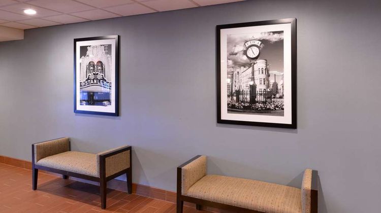 Hampton Inn Utica Lobby