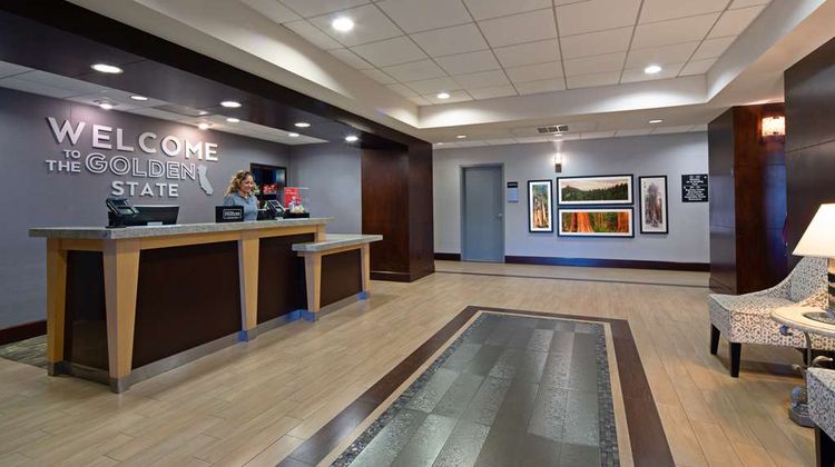 Hampton Inn Visalia Lobby