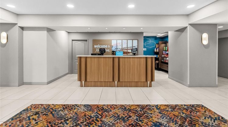 Hampton Inn & Suites - Peru Lobby