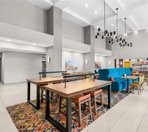 Hampton Inn & Suites - Peru Lobby