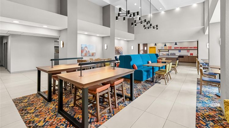 Hampton Inn & Suites - Peru Lobby