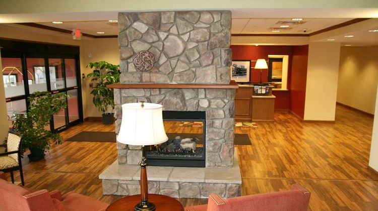 Hampton Inn & Suites Warren Lobby
