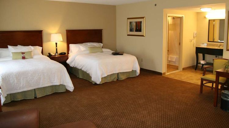 Hampton Inn & Suites Warren Room
