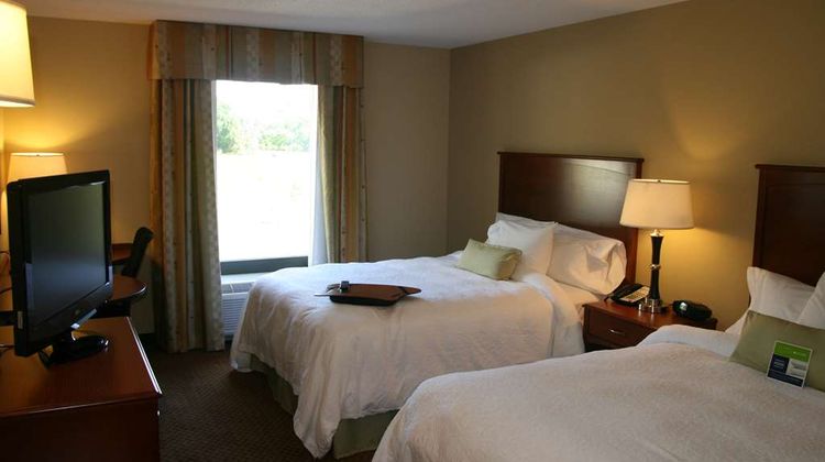 Hampton Inn & Suites Warren Room