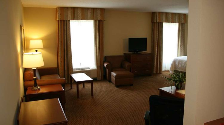 Hampton Inn & Suites Warren Room