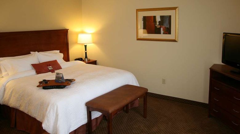 <b>Hampton Inn & Suites Warren Room</b>. Images powered by <a href="https://iceportal.shijigroup.com/" title="IcePortal" target="_blank">IcePortal</a>.