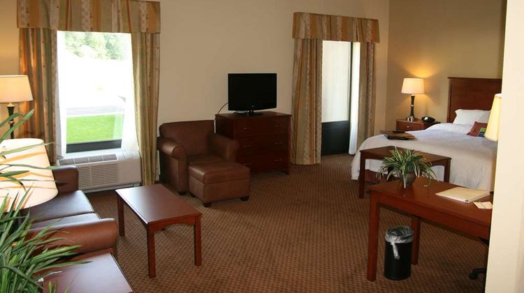 Hampton Inn & Suites Warren Room