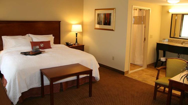 Hampton Inn & Suites Warren Room