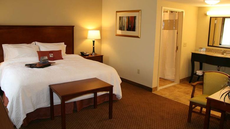 <b>Hampton Inn & Suites Warren Room</b>. Images powered by <a href="https://iceportal.shijigroup.com/" title="IcePortal" target="_blank">IcePortal</a>.
