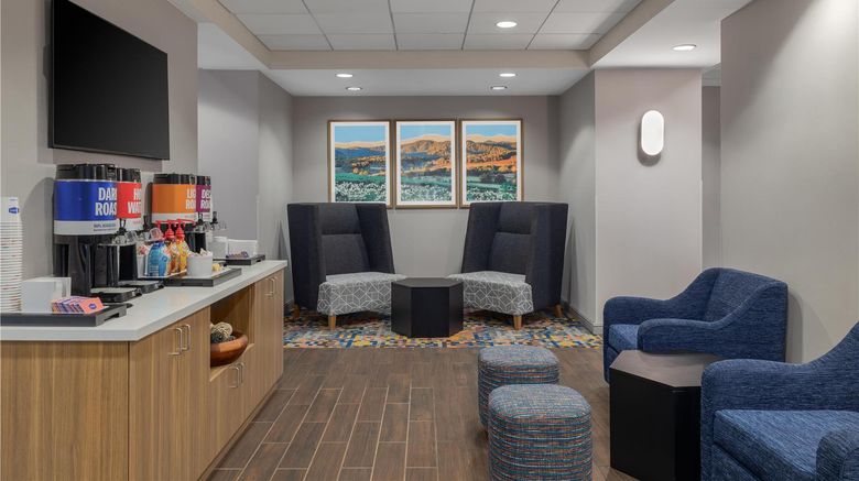 <b>Hampton Inn Dulles Intl Airport South Lobby</b>. Images powered by <a href="https://iceportal.shijigroup.com/" title="IcePortal" target="_blank">IcePortal</a>.