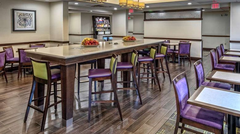 <b>Hampton Inn Dumfries Lobby</b>. Images powered by <a href="https://iceportal.shijigroup.com/" title="IcePortal" target="_blank">IcePortal</a>.