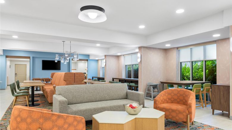 <b>Hampton Inn Gainesville-Haymarket Lobby</b>. Images powered by <a href="https://iceportal.shijigroup.com/" title="IcePortal" target="_blank">IcePortal</a>.