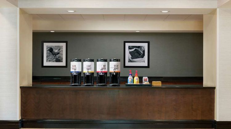Hampton Inn & Suites National Harbor Lobby