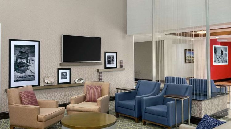 Hampton Inn & Suites National Harbor Lobby