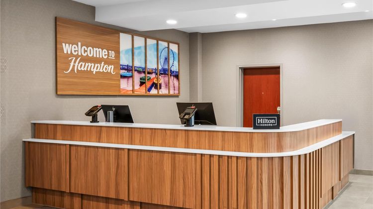 Hampton Inn & Suites National Harbor Lobby
