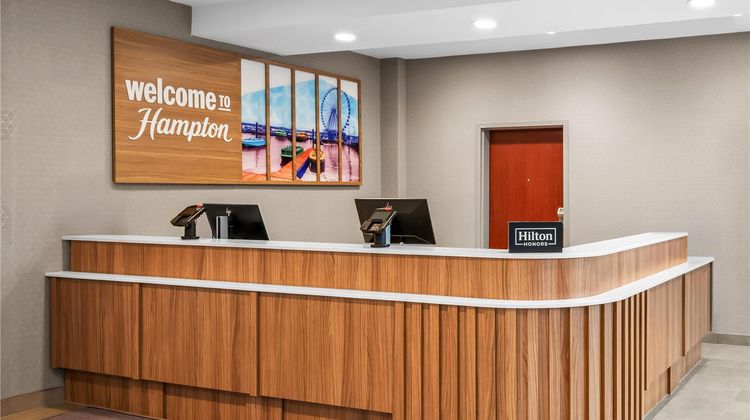 Hampton Inn & Suites National Harbor Lobby
