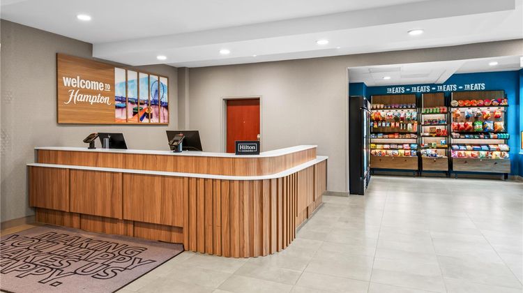 Hampton Inn & Suites National Harbor Lobby