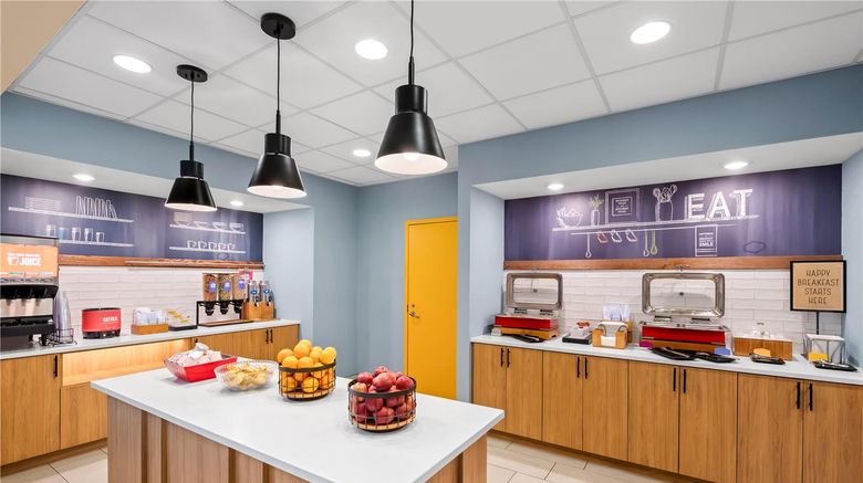 <b>Hampton Inn & Suites Central Restaurant</b>. Images powered by <a href="https://iceportal.shijigroup.com/" title="IcePortal" target="_blank">IcePortal</a>.