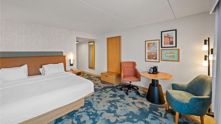 Hampton Inn & Suites Central Room