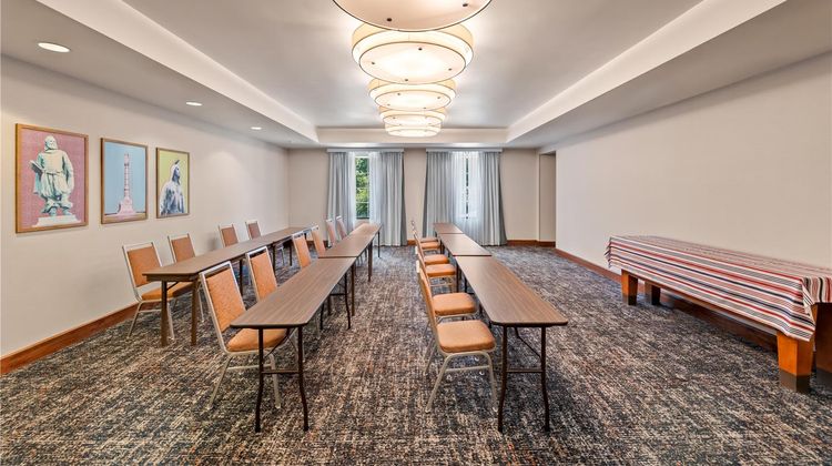 Hampton Inn & Suites Central Meeting