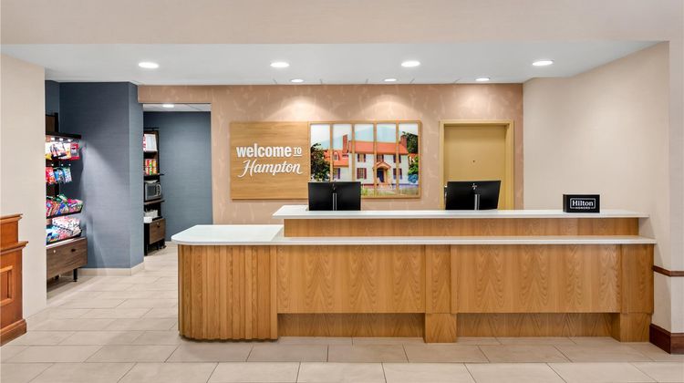 Hampton Inn & Suites Central Lobby