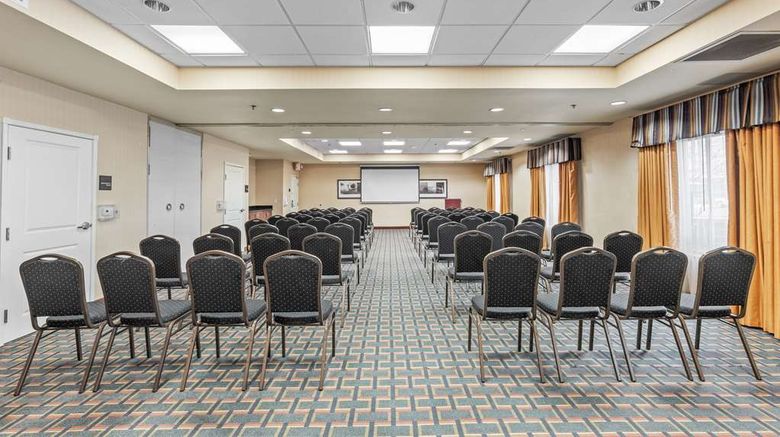 <b>Hampton Inn Denver Northeast Brighton Meeting</b>. Images powered by <a href="https://iceportal.shijigroup.com/" title="IcePortal" target="_blank">IcePortal</a>.