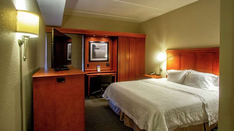 <b>Hampton Inn Wheeling Room</b>. Images powered by <a href="https://iceportal.shijigroup.com/" title="IcePortal" target="_blank">IcePortal</a>.