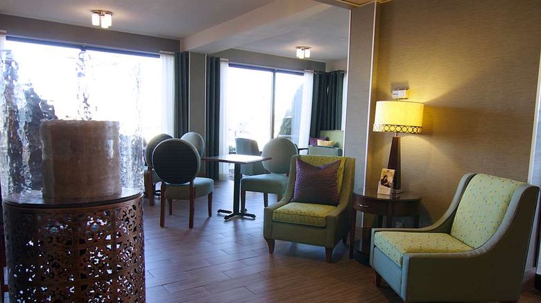 <b>Hampton Inn University/Mall Area Lobby</b>. Images powered by <a href="https://iceportal.shijigroup.com/" title="IcePortal" target="_blank">IcePortal</a>.