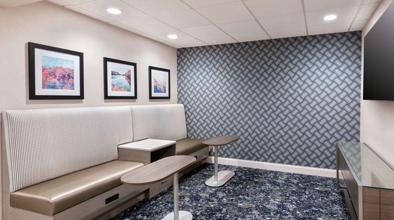 <b>Hampton Inn Hartford/Airport Lobby</b>. Images powered by <a href="https://iceportal.shijigroup.com/" title="IcePortal" target="_blank">IcePortal</a>.