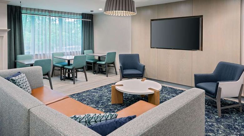 <b>Hampton Inn Hartford/Airport Lobby</b>. Images powered by <a href="https://iceportal.shijigroup.com/" title="IcePortal" target="_blank">IcePortal</a>.