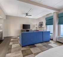 Hampton Inn Wooster Room