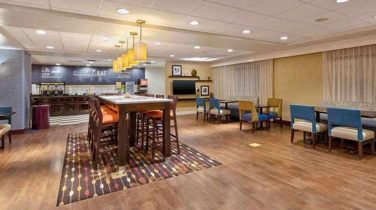 Hampton Inn Waterbury Lobby