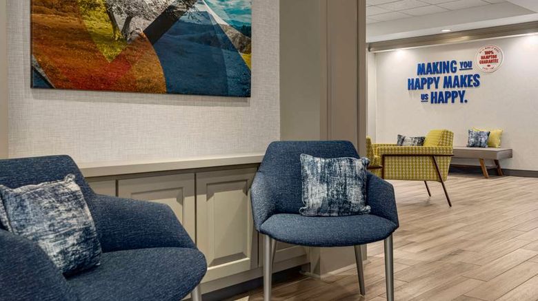 <b>Hampton Inn Stuarts Draft Lobby</b>. Images powered by <a href="https://iceportal.shijigroup.com/" title="IcePortal" target="_blank">IcePortal</a>.