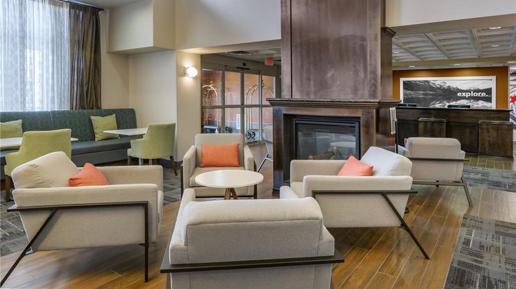 Hampton Inn & Suites West Lobby