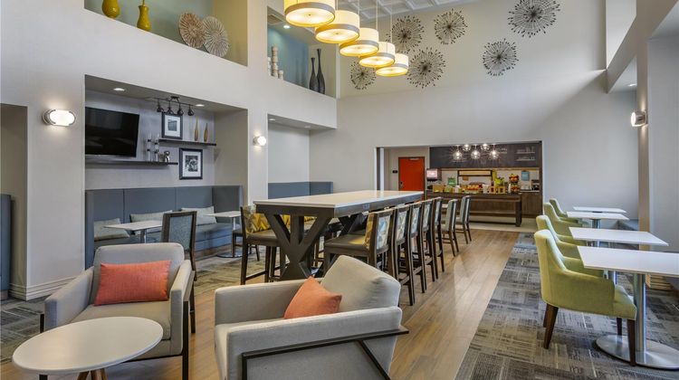 Hampton Inn & Suites West Lobby
