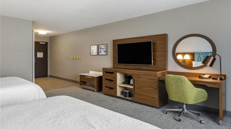 Hampton Inn & Suites West Room