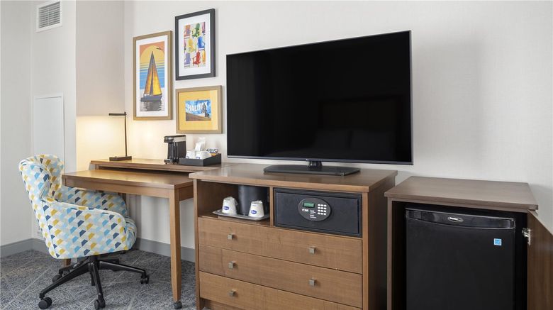 <b>Hampton Inn by Hilton Halifax Downtown Room</b>. Images powered by <a href="https://iceportal.shijigroup.com/" title="IcePortal" target="_blank">IcePortal</a>.
