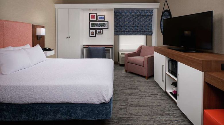 <b>Hampton Inn Youngstown I-80 West Room</b>. Images powered by <a href="https://iceportal.shijigroup.com/" title="IcePortal" target="_blank">IcePortal</a>.