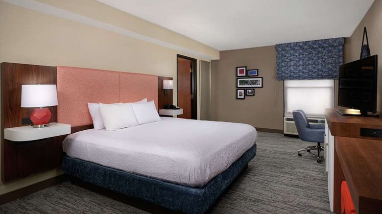 <b>Hampton Inn Youngstown I-80 West Room</b>. Images powered by <a href="https://iceportal.shijigroup.com/" title="IcePortal" target="_blank">IcePortal</a>.