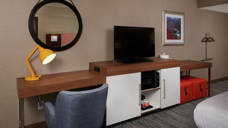 <b>Hampton Inn Youngstown I-80 West Room</b>. Images powered by <a href="https://iceportal.shijigroup.com/" title="IcePortal" target="_blank">IcePortal</a>.