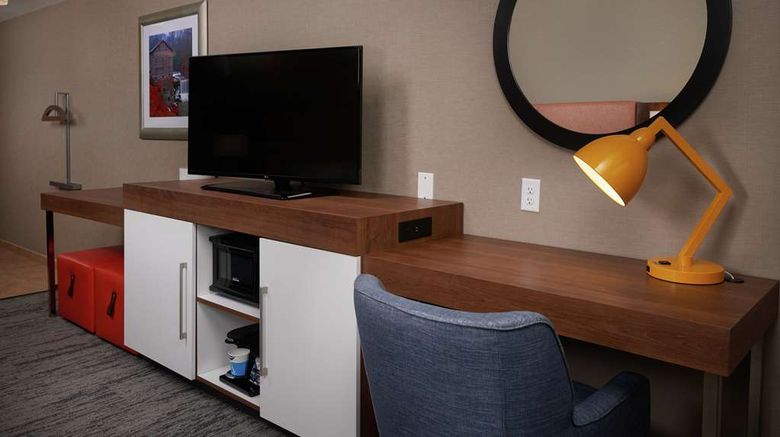 <b>Hampton Inn Youngstown I-80 West Room</b>. Images powered by <a href="https://iceportal.shijigroup.com/" title="IcePortal" target="_blank">IcePortal</a>.