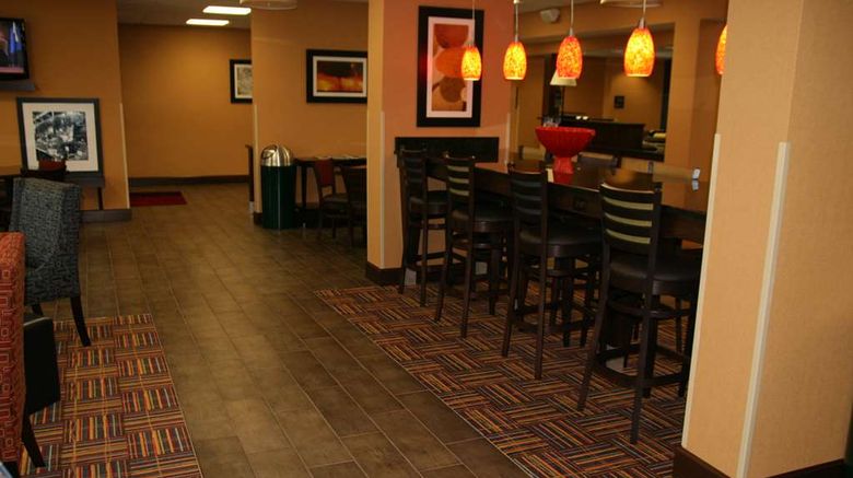 <b>Hampton Inn Youngstown-North Lobby</b>. Images powered by <a href="https://iceportal.shijigroup.com/" title="IcePortal" target="_blank">IcePortal</a>.