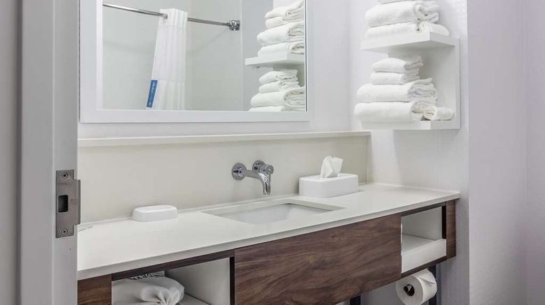 <b>Hampton Inn Youngstown-North Room</b>. Images powered by <a href="https://iceportal.shijigroup.com/" title="IcePortal" target="_blank">IcePortal</a>.