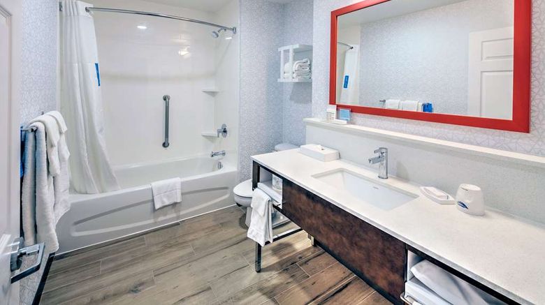 <b>Hampton Inn Ottawa Room</b>. Images powered by <a href="https://iceportal.shijigroup.com/" title="IcePortal" target="_blank">IcePortal</a>.