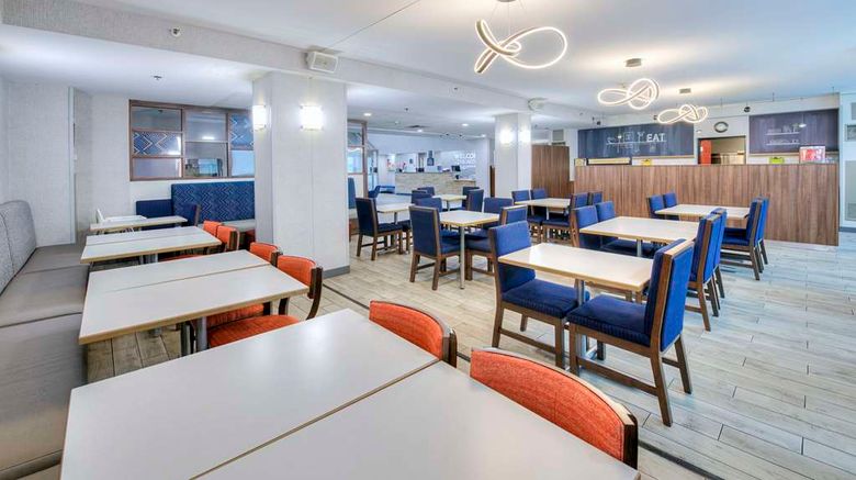 <b>Hampton Inn Ottawa Lobby</b>. Images powered by <a href="https://iceportal.shijigroup.com/" title="IcePortal" target="_blank">IcePortal</a>.
